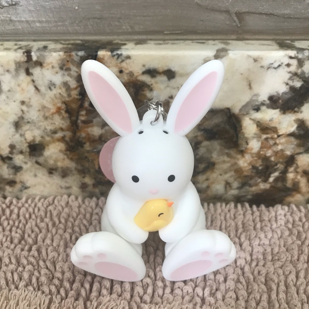 BATH AND BODY WORKS BUNNY AND CHIC POCKETBAC.. MAKES SOUND LIKE A KISS. EASTER